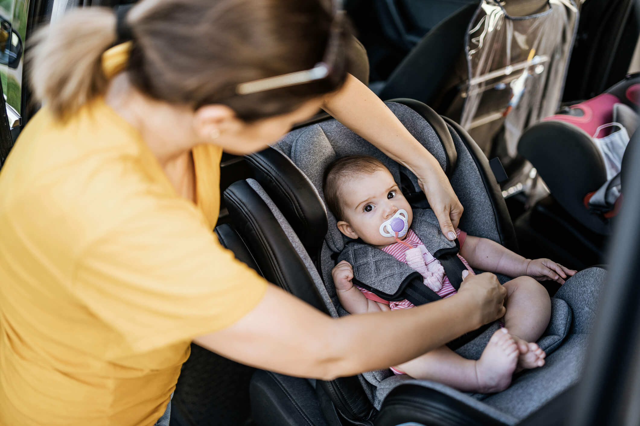 Prendre l'avion avec bébé : conseils pour organiser votre voyage