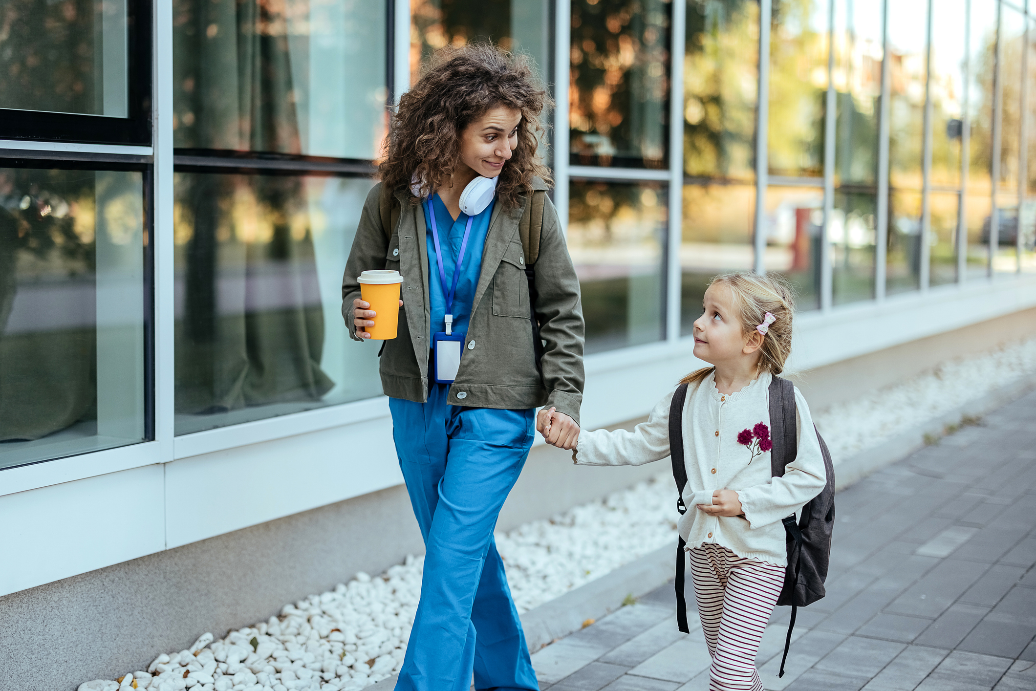 Mutter in Arbeitskleidung unterwegs mit Tochter