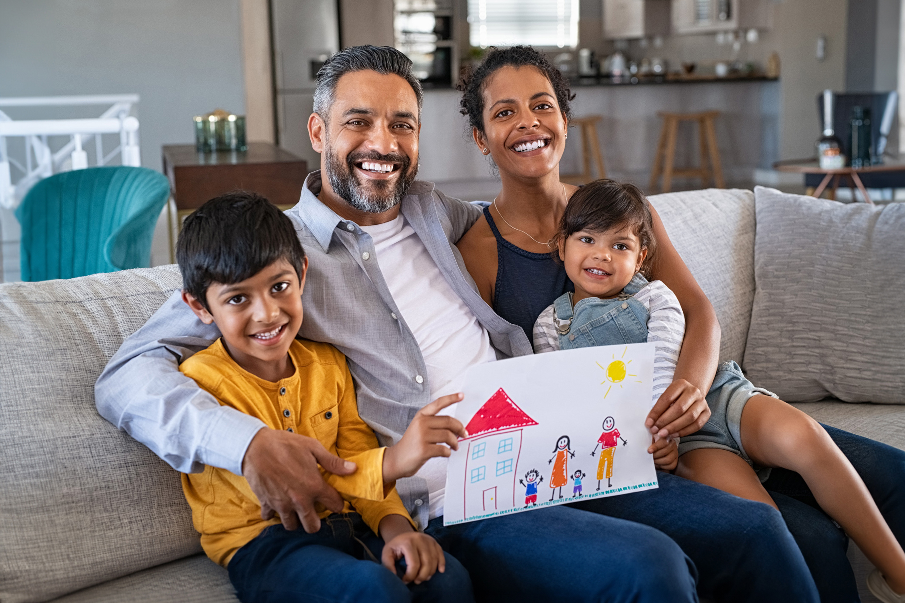 Internationale Familie auf der Couch