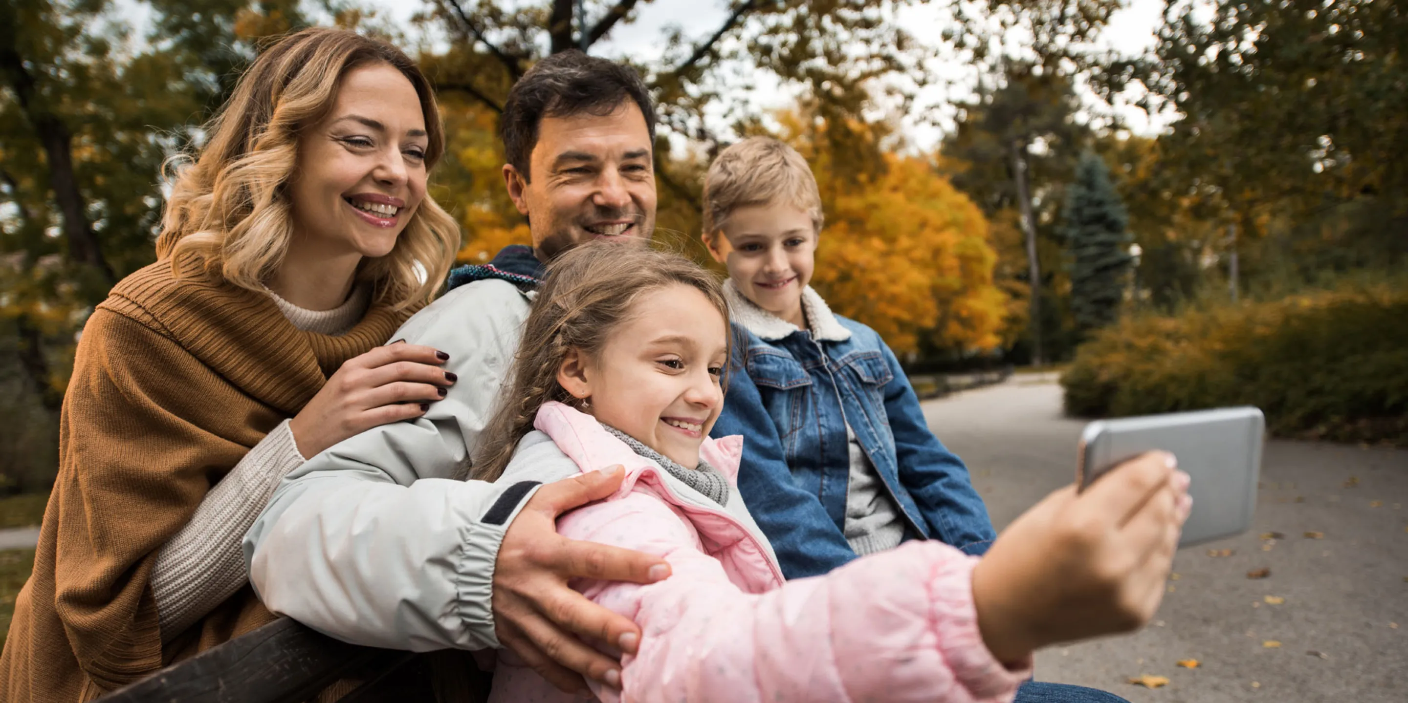  Familie im Wald 