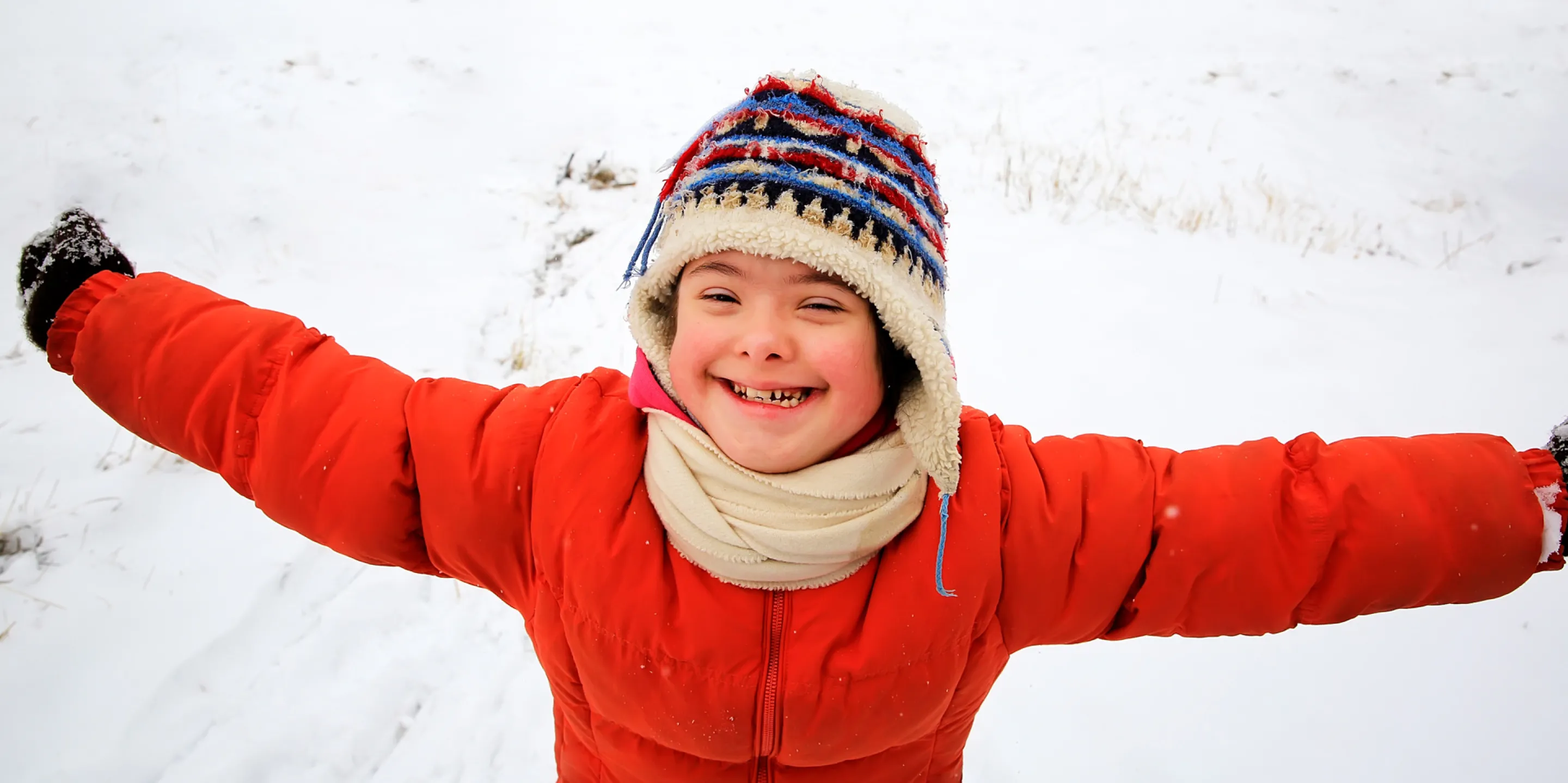 Kind draußen im Schnee