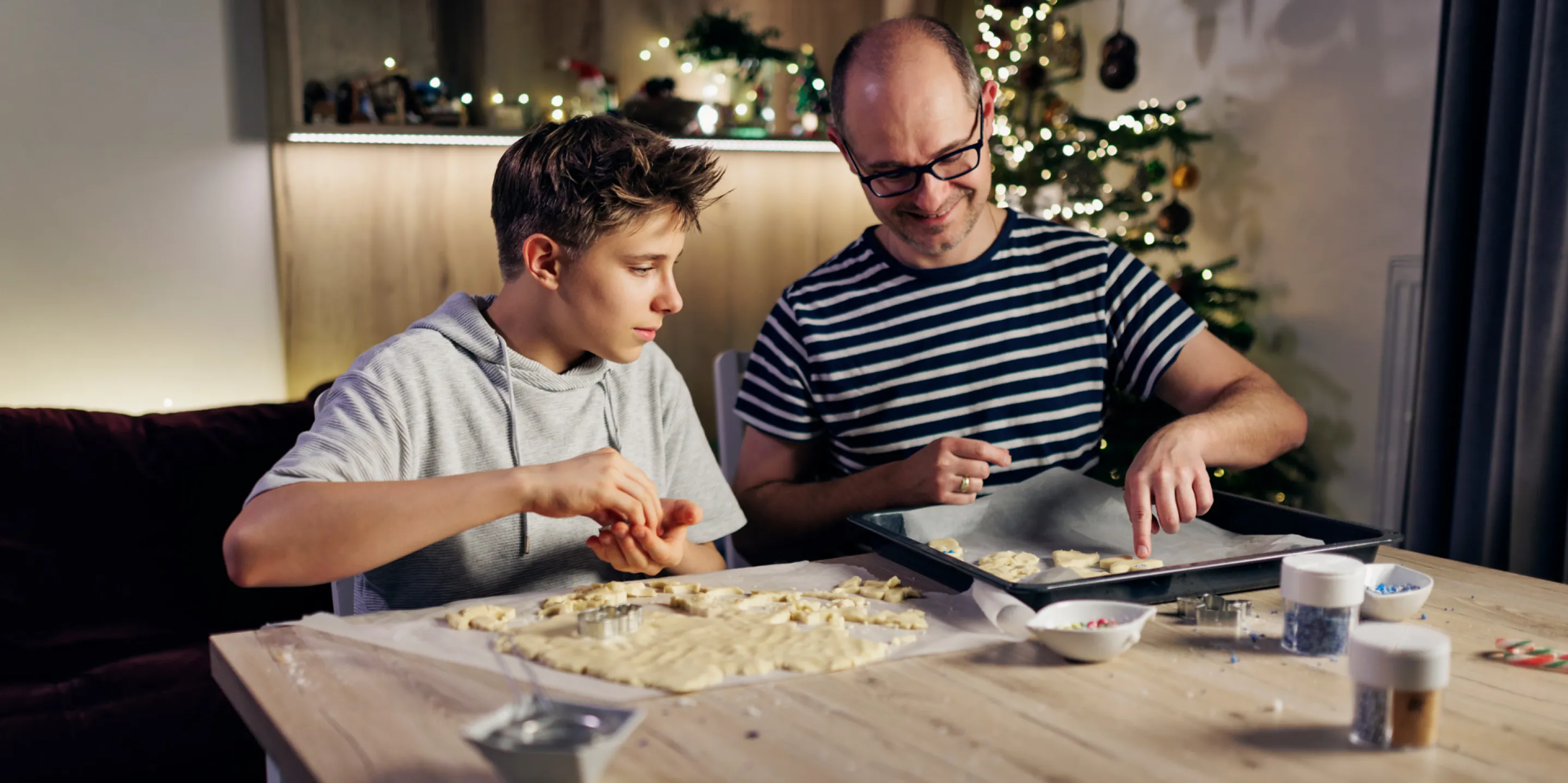 Vater mit Sohn beim Plätzchen backen